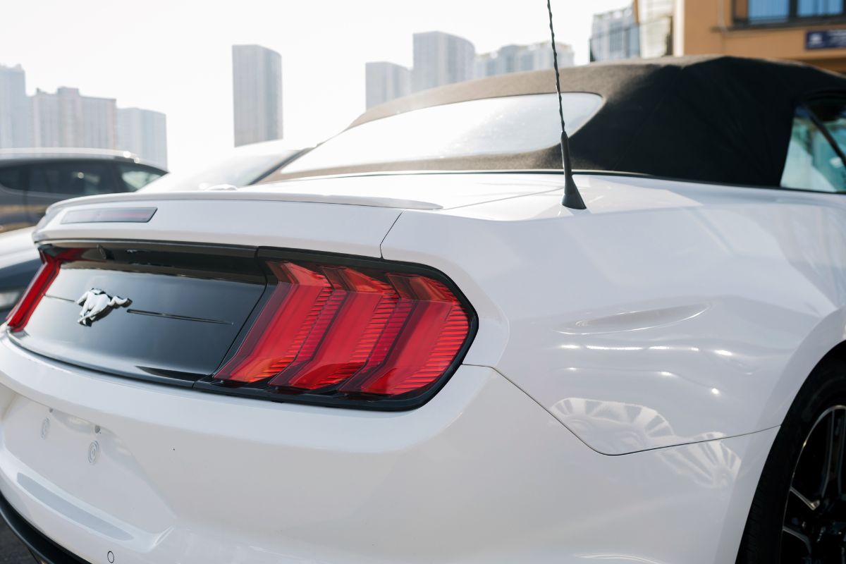 Marques de voiture avec un cheval comme logo, sigle ou emblème Logo