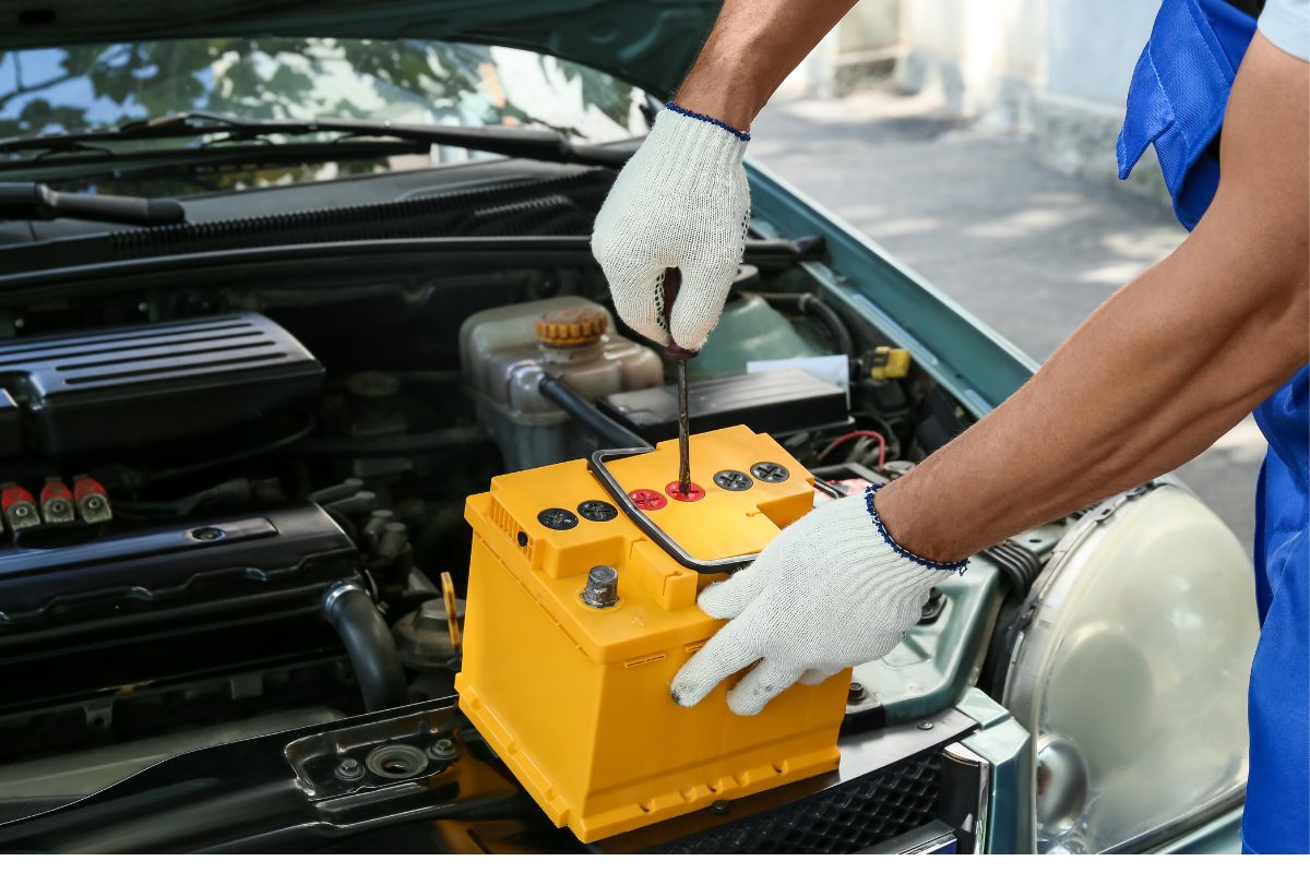 Comment faire revivre une batterie de voiture morte ? Logo Voiture