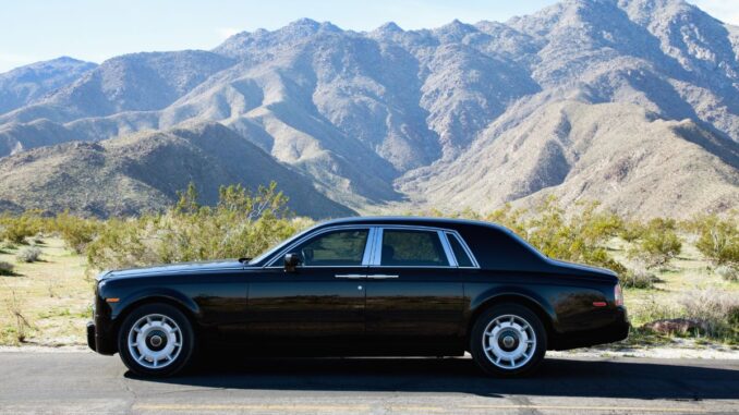 rolls-royce noire desert Rolls-Royce, la marque de voiture ultra luxe toujours en forme